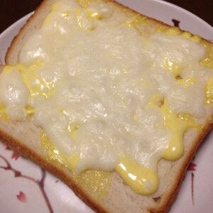 マヨ味のチーズトースト